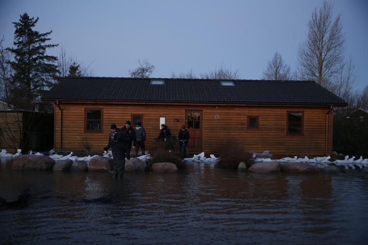 Oversvømmede boliger, tirsdag morgen på Lærkevej i Jyllinge nord for Roskilde.  