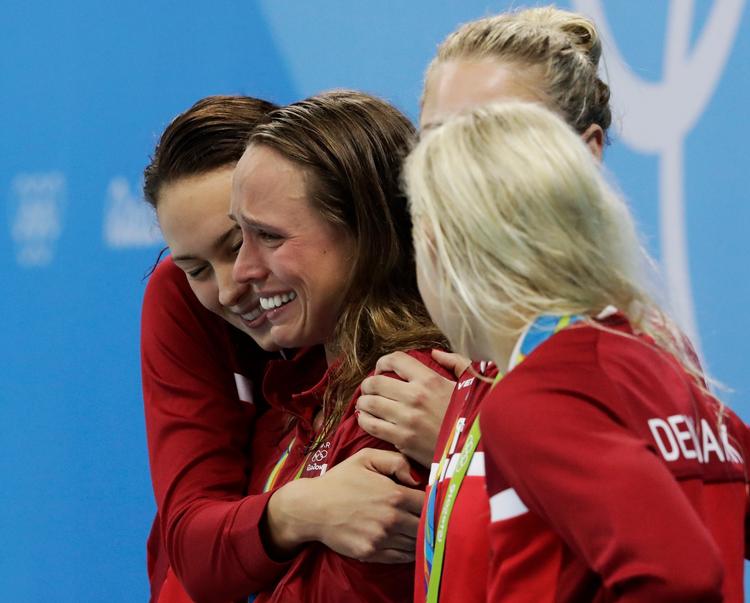 Mie Ø. Nielsen, Rikke Møller Pedersen, Jeanette Ottesen og Pernille Blume lod følelserne få frit løb, da de havde sikret sig bronze på 4x100m medley ved OL i Rio. 