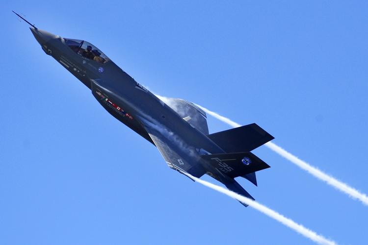 'Fremtidens kampfly' F-35 fra amerikanske lockheed Martin er igen ramt af forsinkelser. Det kan påvirke dansk udenrigspolitik lang tid fremover
 