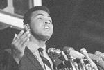 I maj 1967 taler Muhammad Ali her ved en demonstration imod Vietnam-krigen på University of Chicago. Han var indtil sin sygdom en mand af rigtig mange ord. Nogle grove, nogle sjove. 