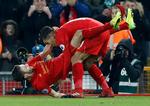 Roberto Firmino og Adam Lallana fejrer en scoring tirsdag aften på Anfield, hvor Stoke City var på besøg. Liverpool vandt 4-1. 
