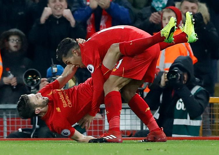 Roberto Firmino og Adam Lallana fejrer en scoring tirsdag aften på Anfield, hvor Stoke City var på besøg. Liverpool vandt 4-1. 