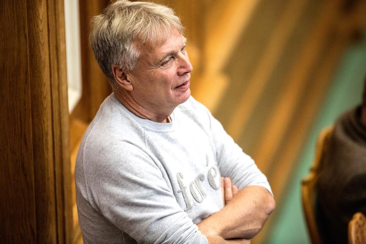 Uffe Elbæk erkender at hans tilstedeværelse måske ikke er synlig for offentligheden. Samtidig understreger partiformanden dog, at han gør en stor indsats internt i gruppen.  