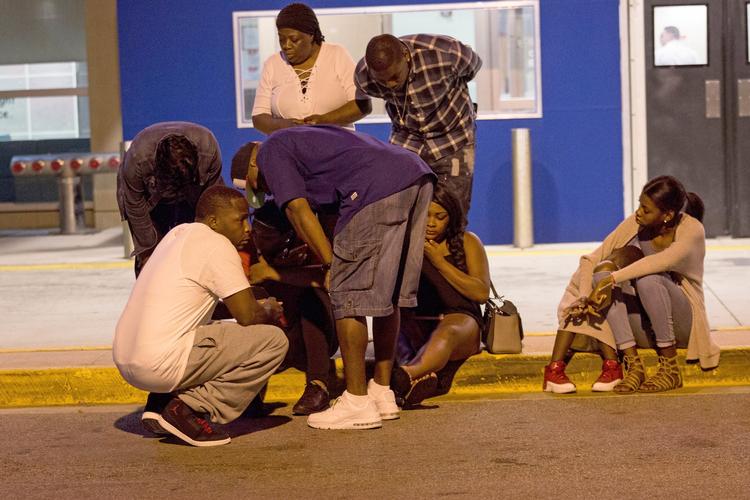 31-årige Veronica Aguilera mistede sin mand, Louis Antonio Torres, i november. Han blev skuddræbt. På årets sidste dag bar Aguilera og flere hundred andre demonstranter kors for årets ofre i en fredelig demonstration imod volden. Foto: Ashlee Rezin/AP 