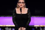 Carrie Fisher præsenterer en pris til Screen Actors Guild Awards i 2015.   