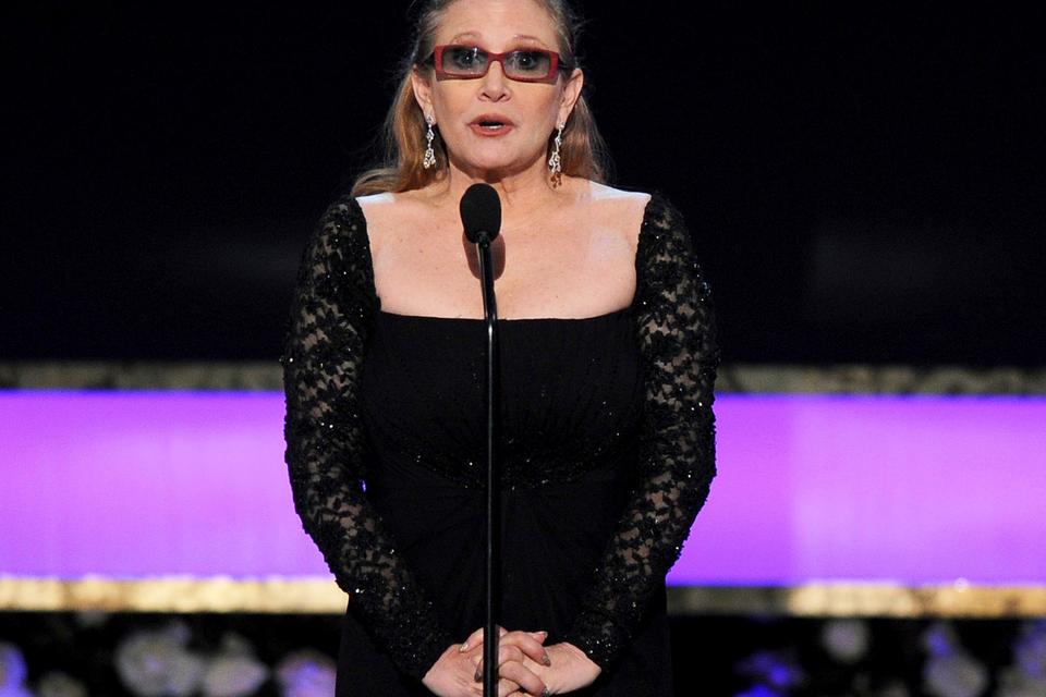 Carrie Fisher præsenterer en pris til Screen Actors Guild Awards i 2015.   