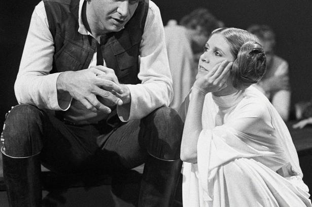 Carrie Fisher kendes selvfølgelig især for rollen som prinsesse Leia Organa i den originale Star Wars-trilogi. På billedet ses hun med Harrison Ford, der spillede Han Solo i filmene.   