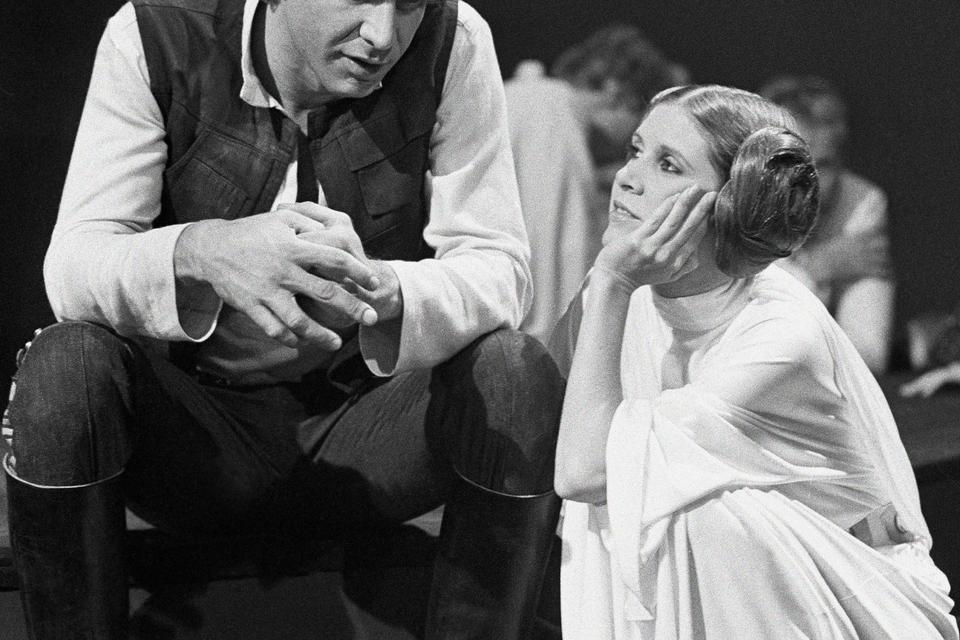 Carrie Fisher kendes selvfølgelig især for rollen som prinsesse Leia Organa i den originale Star Wars-trilogi. På billedet ses hun med Harrison Ford, der spillede Han Solo i filmene.   