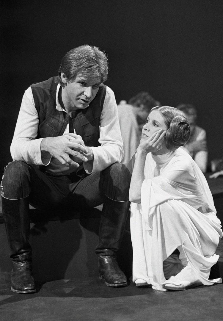 Carrie Fisher kendes selvfølgelig især for rollen som prinsesse Leia Organa i den originale Star Wars-trilogi. På billedet ses hun med Harrison Ford, der spillede Han Solo i filmene.   