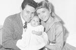 Carrie Fisher blev født i 1957. Hendes far Eddie Fisher var en berømt popsanger og entertainer, der solgte millioner af plader i 1960'erne. Hendes mor, skuespilleren Debbie Reynolds, var ligeledes en stor berømthed. Hun brød for alvor igennem i filmen 'Singin' in the Rain' fra 1952.   
