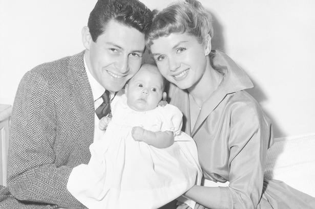 Carrie Fisher blev født i 1957. Hendes far Eddie Fisher var en berømt popsanger og entertainer, der solgte millioner af plader i 1960'erne. Hendes mor, skuespilleren Debbie Reynolds, var ligeledes en stor berømthed. Hun brød for alvor igennem i filmen 'Singin' in the Rain' fra 1952.   