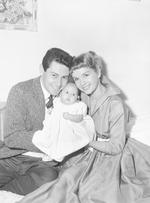 Carrie Fisher blev født i 1957. Hendes far Eddie Fisher var en berømt popsanger og entertainer, der solgte millioner af plader i 1960'erne. Hendes mor, skuespilleren Debbie Reynolds, var ligeledes en stor berømthed. Hun brød for alvor igennem i filmen 'Singin' in the Rain' fra 1952.   
