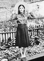 Carrie Fisher som 16-årig i baghaven i sin mors hus på East Side i New York.   