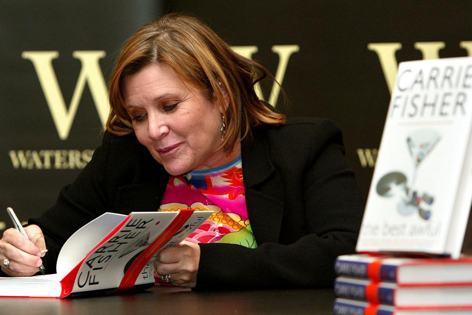 Carrie Fisher signerer sin selvbiografi 'The Best Awful' i 2004 i London.  