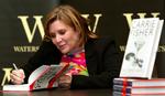 Selv om ingen berømmelse kunne sætte prinsesse Leia og 'Star Wars' i skyggen, fik Carrie Fisher stor anerkendelse for sine raspende ærlige bøger om opvæksten i Hollywood, om mændene, om kokainen, lsd'en og den bipolare lidelse. I 2004 udgav hun bogen 'The Best Awful', som hun her signerer i London.  