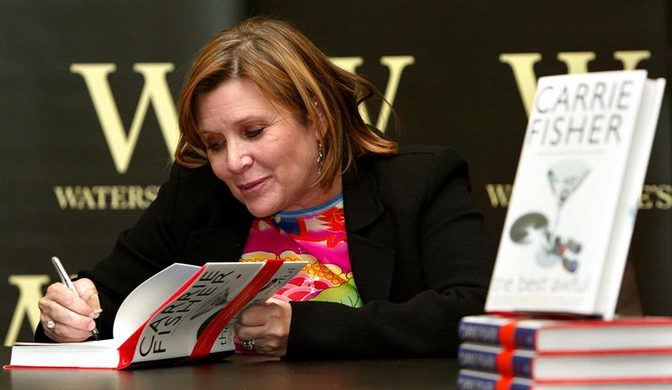 Selv om ingen berømmelse kunne sætte prinsesse Leia og 'Star Wars' i skyggen, fik Carrie Fisher stor anerkendelse for sine raspende ærlige bøger om opvæksten i Hollywood, om mændene, om kokainen, lsd'en og den bipolare lidelse. I 2004 udgav hun bogen 'The Best Awful', som hun her signerer i London.  