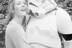 Carrie Fisher giver en krammer til en uidenticeret person, klædt ud som Storm Trooper, i 1980.  