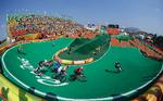 Mens alt endnu så lovende ud for den danske BMX-rytter på den smukke olympiske bane udenfor Rio. Simone Tetsche ligger på 2.-pladsen, men senere opstod der 'trafik' og nærkampe om positionerne, og det udløste et styrt og en mistet finaleplads for Simone. Hun er kommet sig over skuffelsen og sigter på OL i Tokyo 2020. 