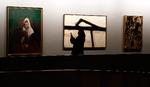 En kvinde ser på malerier af Francis Bacon, Franz Kline og Willem de Kooning på en udstilling af vestlig kunst på Teherans museum for moderne kunst i 2015. 
