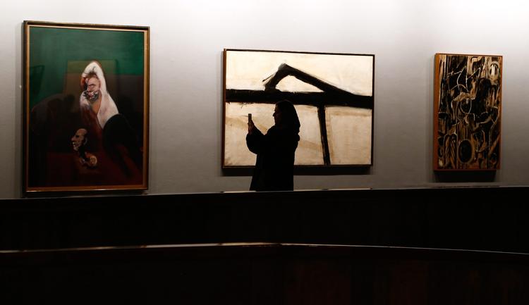En kvinde ser på malerier af Francis Bacon, Franz Kline og Willem de Kooning på en udstilling af vestlig kunst på Teherans museum for moderne kunst i 2015. 