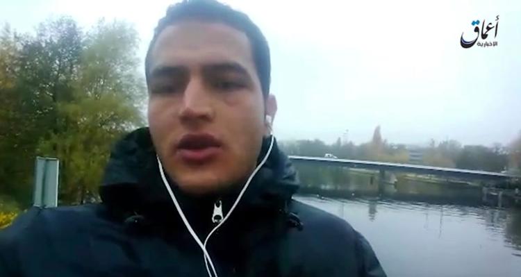 Anis Amri, den formodede gerningsmand, svor i en video inden angrebet i Berlin troskab til Islamisk Stat. (Screengrab via AP) 