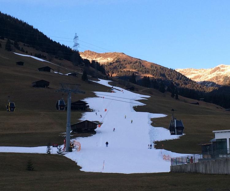 Det østrigske skisportssted Gerlos kan kun holde pisterne åbne, fordi det bruger snekanoner. Billedet er taget kort før jul.  