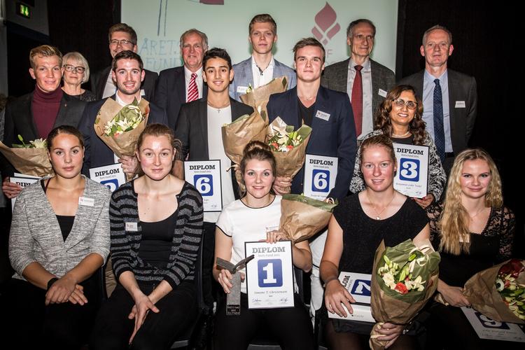 Danmarks Idrætsforbund, Team Danmark og Politiken står bag prisen Årets Fund, der uddeles til et ungt talent. BMX-køreren Simone Tetsche Christensen (i midten) modtog Årets Fund sidste år. 