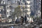 Syriske regeringssoldater og bevæbnede mænd, der støtter hæren, fotograferet i det østlige Aleppo lillejuleaftensdag.  