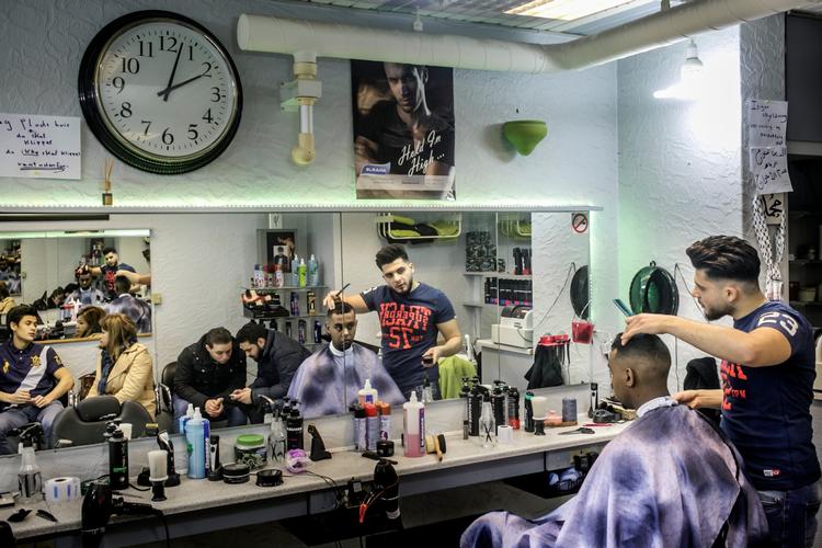 SAMMENHOLD. Der er trængsel i Salon Habibi på Tagensvej, hvor Mohammed Diab klipper Omar Hasam. Andre venter på deres tur eller venter på nogen, der er ved at blive klippet.  