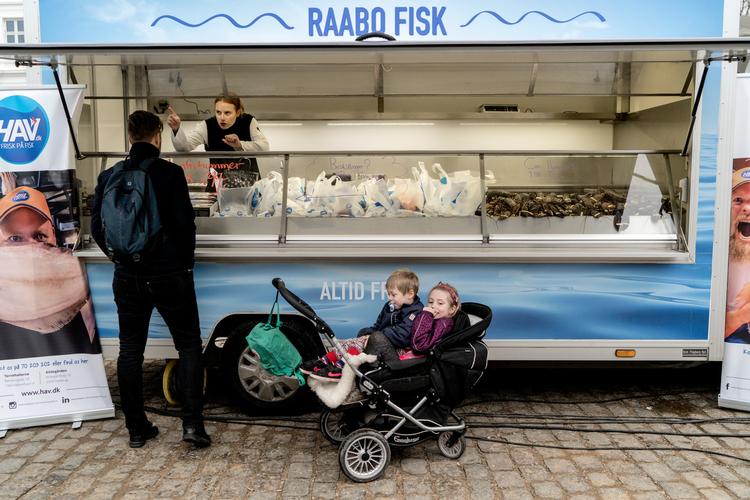 Simon Hede er sammen med datteren Mynthe og sønnen Milan ud for at købe jomfruhummere. Han vil gerne bruge kontaktløs betaling, men hellere med mobilen end med endnu et betalingskort. 