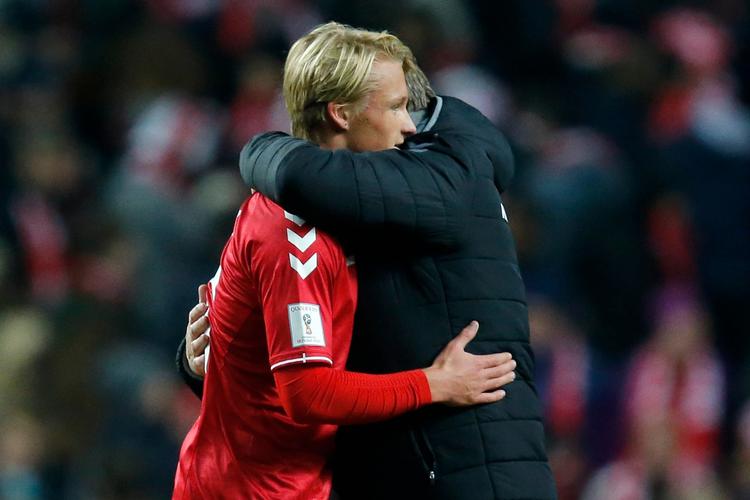 VM-kvalifikation: Landstræner Åge Hareide takker unge Kasper Dolberg for indsatsen mod Kasakhstan i Parken.
 