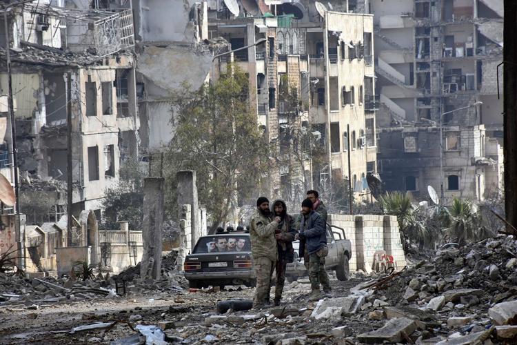 Syriske regeringssoldater og bevæbnede mænd, der støtter hæren, fotograferet i det østlige Aleppo lillejuleaftensdag. 
