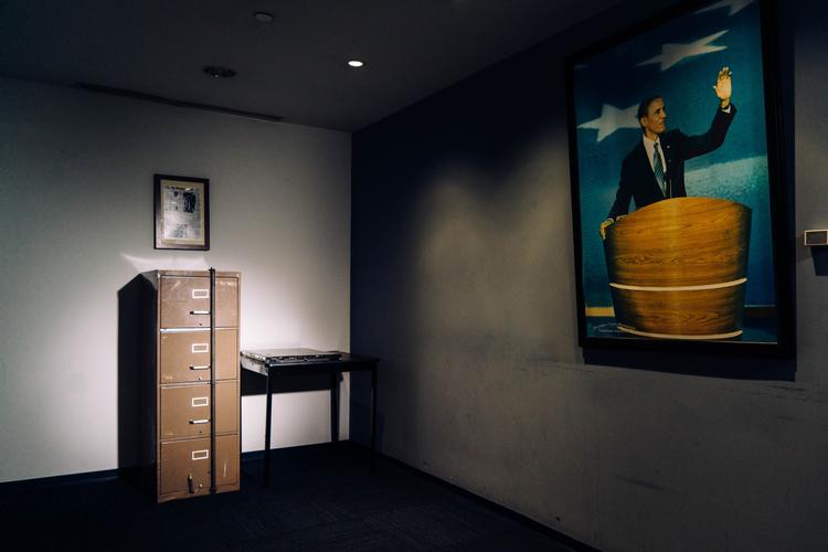 OBS KUN TIL BRUG ÉN GANG I P A filing cabinet broken into in the Watergate burglary and a computer server breached by Russian hackers both now in the basement of the DNC