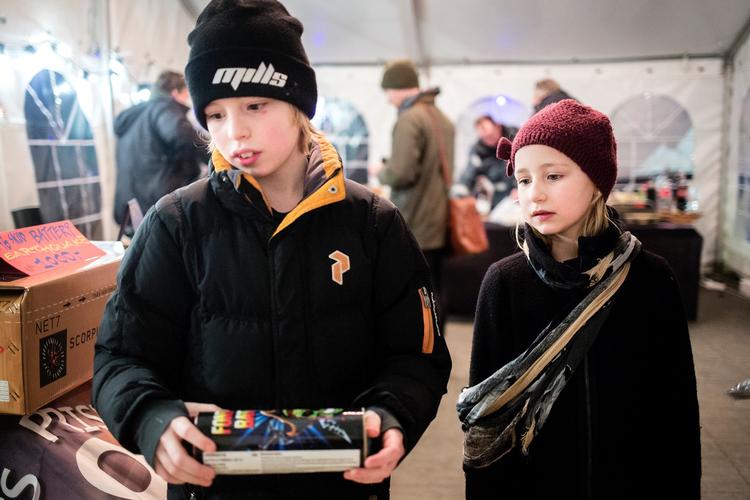 10-årige Mattis Maigaard og hans 8-årige søster Anna på fyrværkeriindkøb i København.  