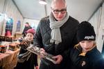 Ulovlige fyrværkeribatterier er blevet fundet, efter at Sikkerhedsstyrelsen har forbudt dem. Familien her køber dog helt lovligt fyrværkeri.  