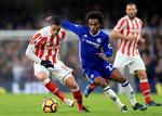 Willian - her i midten - var med to mål den store profil, da Chelsea vandt 4-2 over Stoke. 