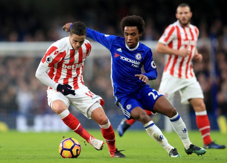 Willian - her i midten - var med to mål den store profil, da Chelsea vandt 4-2 over Stoke. 