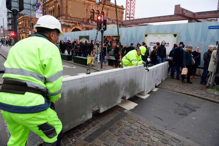 På Rådhuspladsen samles der traditionelt mange mennesker omkring midnat nytårsaften. Derfor bliver det ikke muligt at passere pladsen og visse andre gader i tilknytning til pladsen i bil. 

Også bustrafikken bliver påvirket af afspærringerne. 