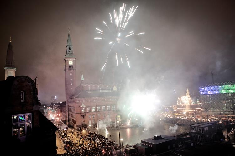 Yousee arbejder på højtryk for at give deres kunder tv-signalet tilbage, men tør ikke garantere, at det er på plads, til når rådhus-uret slår 12. 