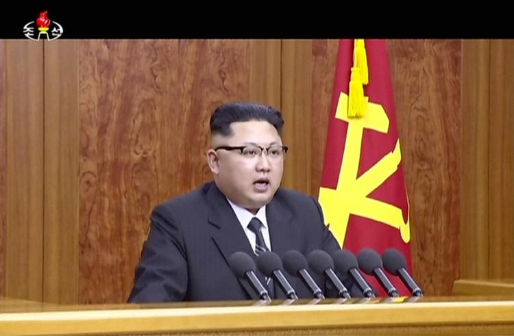 Nordkoreas leder, Kim Jong Un, mener, at landet er kommet tættere på at kunne skyde raketter, som kan bære atomsprænghoveder, flere tusinde kilometer væk og dermed, i værste fald, nå USA.  