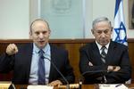 Israeli regeringsleder Benjamin Netanyahu og undervisningsminister Naftali Bennett - på kant før Netanyahus møde med USAs præsident, Donald Trump. (Arkivfoto/Abir Sultan, AP) 