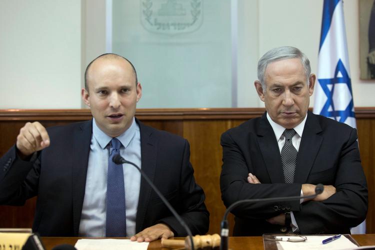 Israeli regeringsleder Benjamin Netanyahu og undervisningsminister Naftali Bennett - på kant før Netanyahus møde med USAs præsident, Donald Trump. (Arkivfoto/Abir Sultan, AP) 
