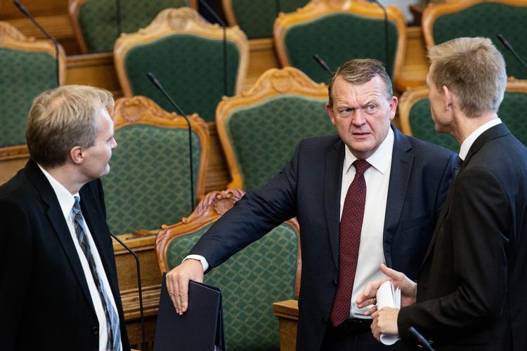 Hvis statsminister Lars Løkke Rasmussen (i midten) vil have sin politik igennem, bliver det også i det kommende år vigtigt at opretholde et godt samarbejde med Dansk Folkeparti. Her ses han sammen partiets formand Kristian Thulesen Dahl (th) og gruppeformand Peter Skaarup.  
