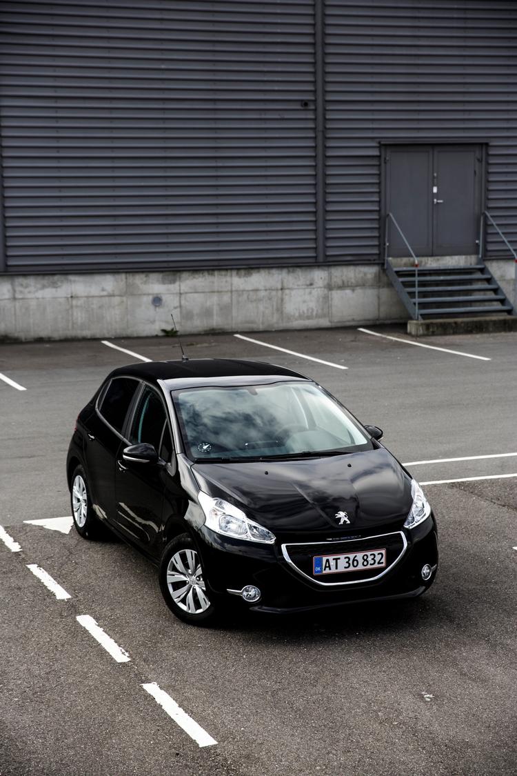 Peugeot 208 var den mest solgte bil i Danmark sidste år. 9.381 sæt nøgler blev langet over disken.  