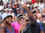 Som optakt til turneringen i Auckland spillede de tre øverst seede, Serena og Venus Williams samt Caroline Wozniacki i går, en opvisningskamp i selskab med den newzealandske rugbyspiller Julian Savea. 