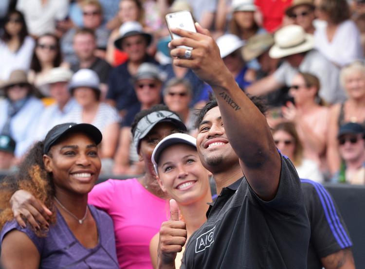 Som optakt til turneringen i Auckland spillede de tre øverst seede, Serena og Venus Williams samt Caroline Wozniacki i går, en opvisningskamp i selskab med den newzealandske rugbyspiller Julian Savea. 