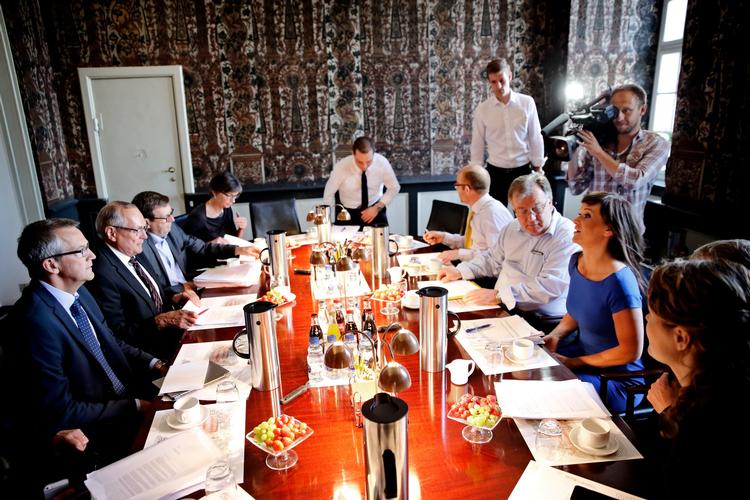 Formand for Regionerne Bent Hansen forhandler økonomi med daværende Finansminister Claus Hjort Frederiksen (V) og daværende Sundheds- og ældreminister Sophie Løhde (V). (Arkiv) 