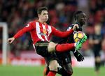 Sadio Mane (th.) lignede dagens mand for Liverpool. I stedet blev han skurk, da han brugte hånden til at afværge en Sunderland-mulighed.  
