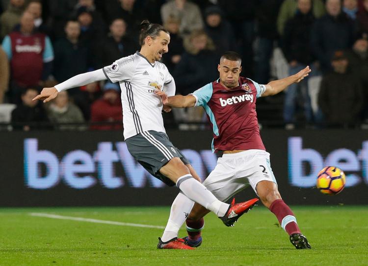 West Hams Winston Reid i nærkamp med Zlatan Ibrahimovic i et hedt opgør i London.  