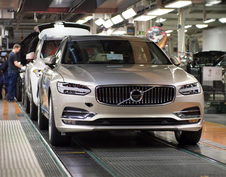 Volvo har har visse problemer med at få gang i produktionen af de nye modeller S90 og V90. Det har kostet dem førstepladsen i Sverige.  